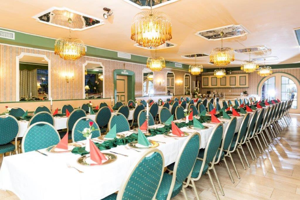 Hotel-Gasthof Zur Post Velburg Exteriör bild