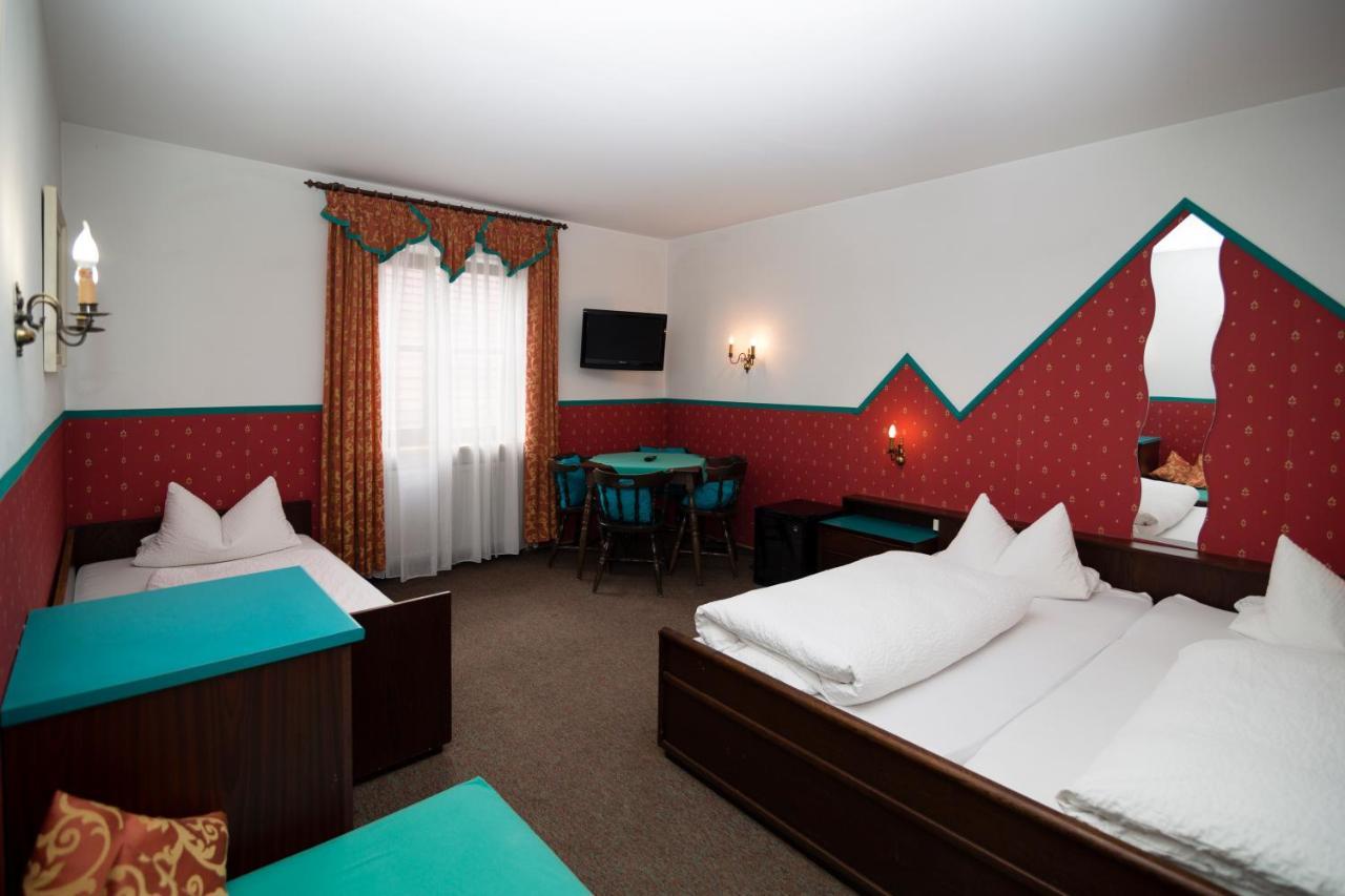 Hotel-Gasthof Zur Post Velburg Exteriör bild