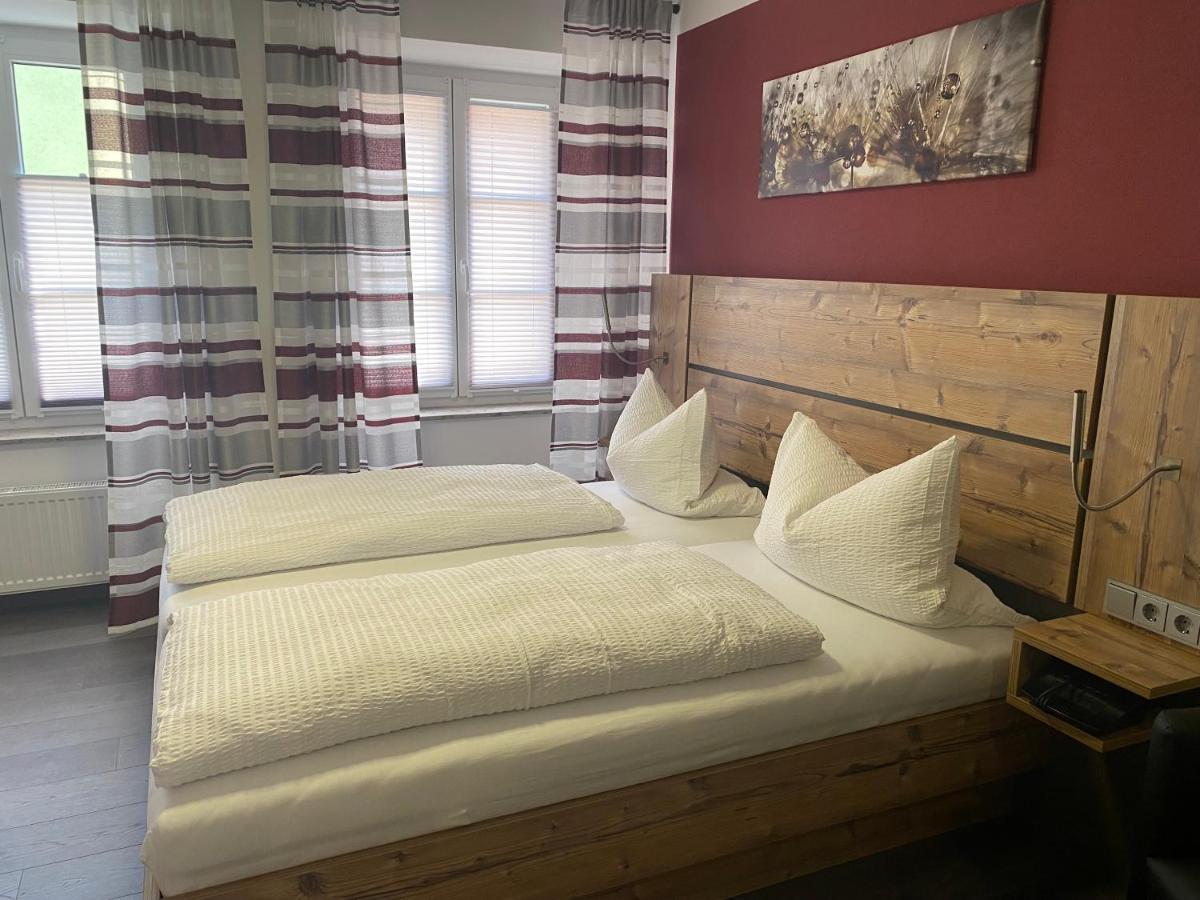 Hotel-Gasthof Zur Post Velburg Exteriör bild