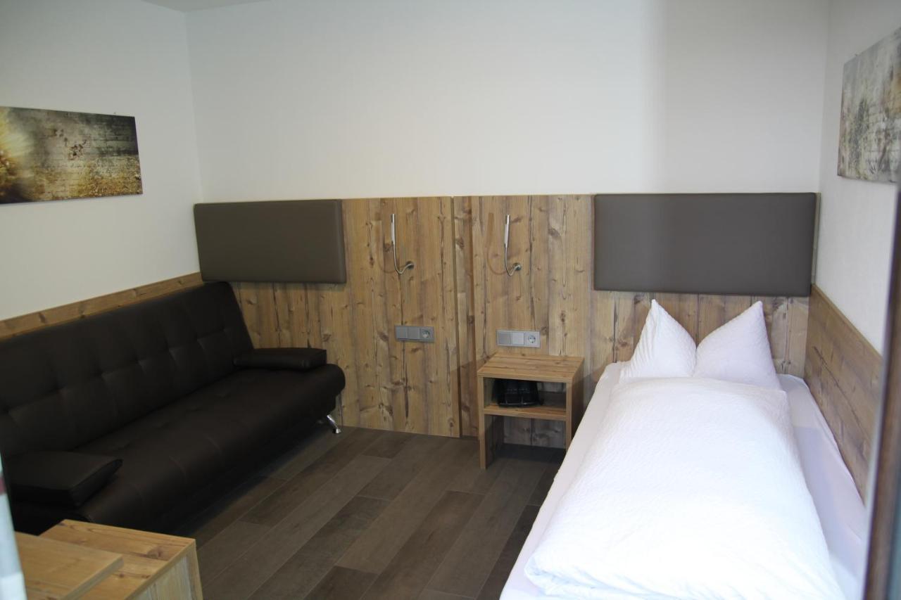 Hotel-Gasthof Zur Post Velburg Exteriör bild