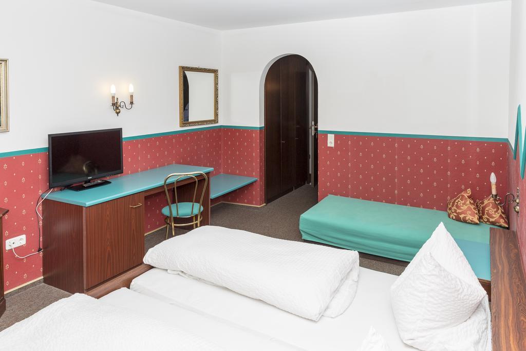 Hotel-Gasthof Zur Post Velburg Exteriör bild