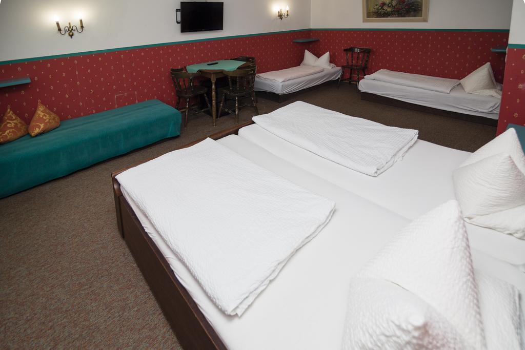 Hotel-Gasthof Zur Post Velburg Rum bild