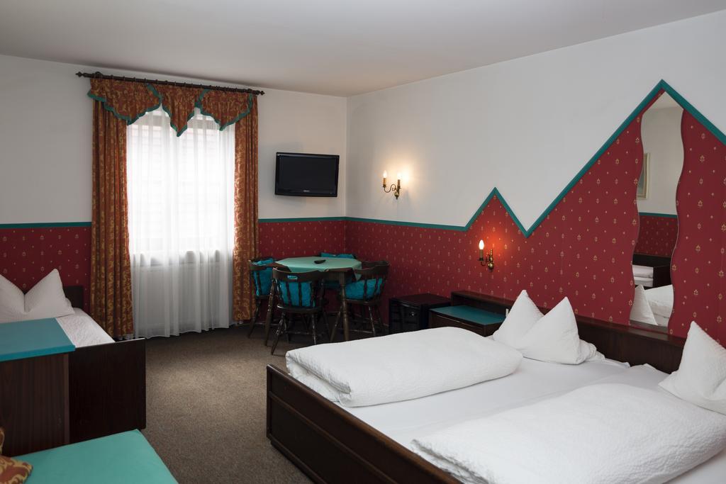 Hotel-Gasthof Zur Post Velburg Exteriör bild